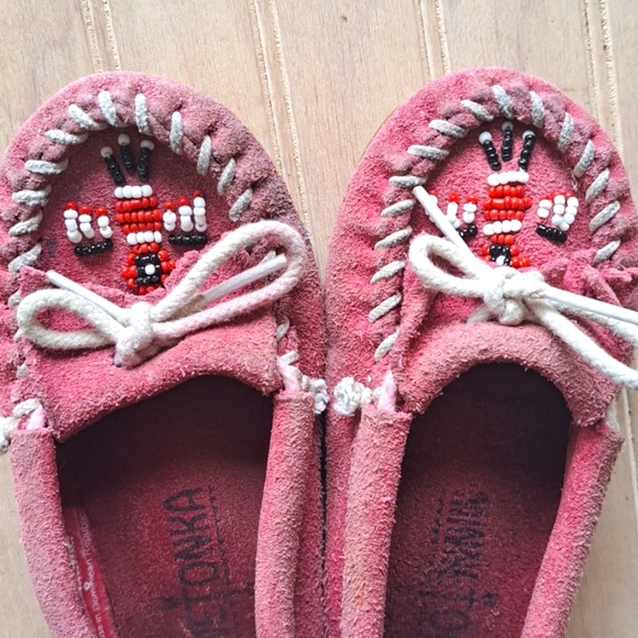 Minnetonka Thunderbird Leather Girl's Moccasin Native American HandBeaded - Picture 2 of 12